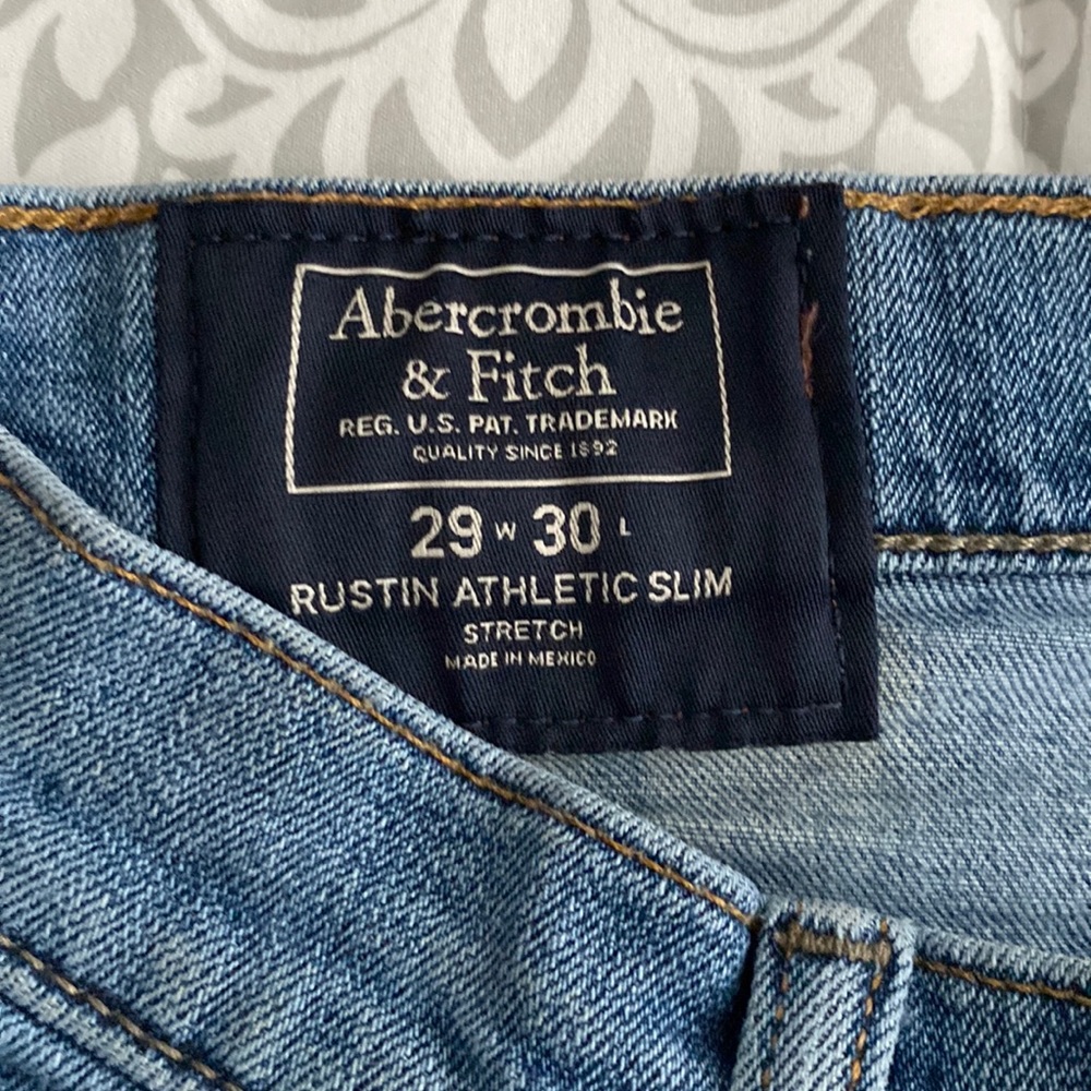 ABERCROMBIE & FITCH MEN’S BLUE JEANS